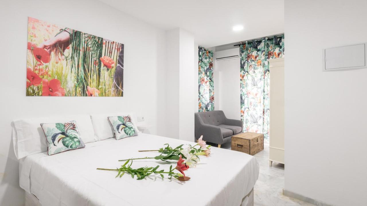 Guesthouse Room & Studio Seville La Flamenka Bagian luar foto