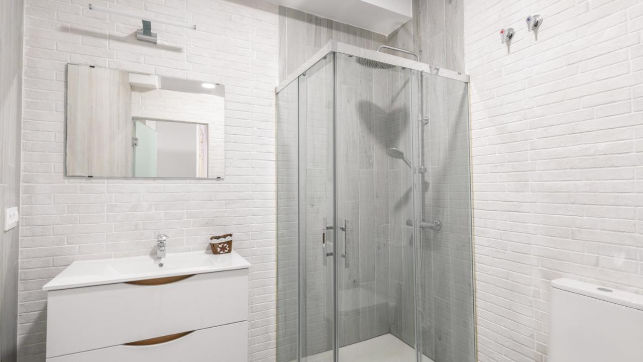 Guesthouse Room & Studio Seville La Flamenka Bagian luar foto
