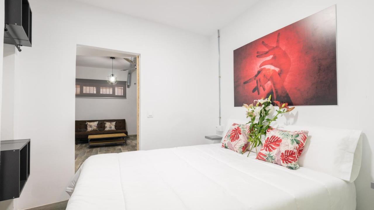 Guesthouse Room & Studio Seville La Flamenka Bagian luar foto