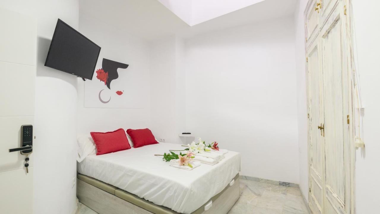 Guesthouse Room & Studio Seville La Flamenka Bagian luar foto