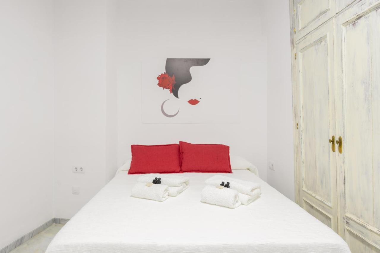Guesthouse Room & Studio Seville La Flamenka Bagian luar foto